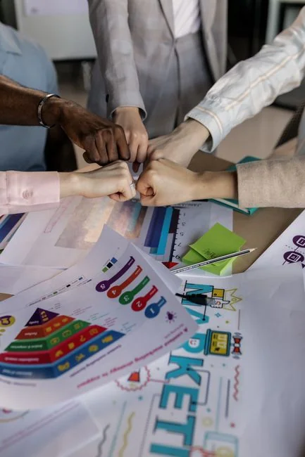 Équipe examinant des graphiques financiers et des données numériques sur des tablettes dans un bureau.