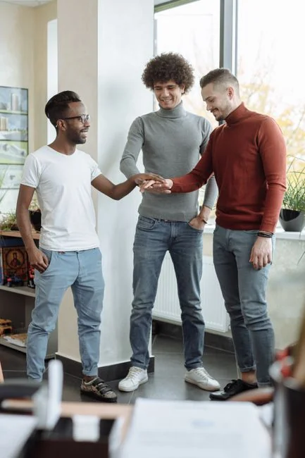 Page Facebook d’un réseau social d’entrepreneurs sur ordinateur et mobile.